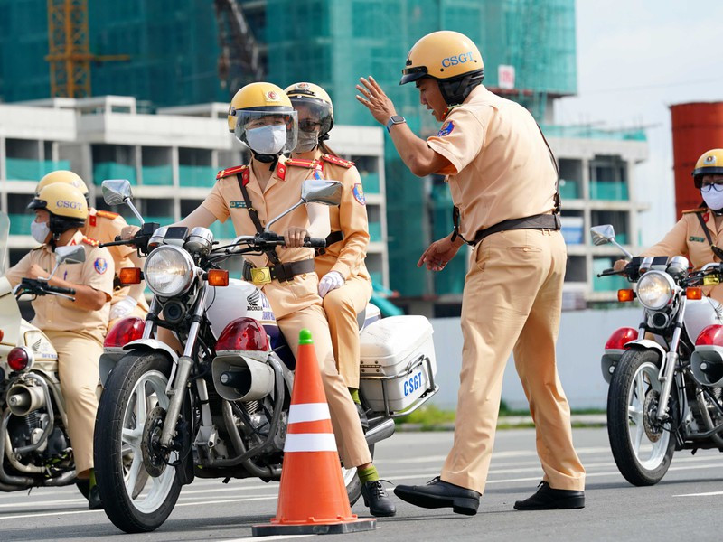 Sau dần CSGT điều khiển xe, chạy từ chậm đến nhanh dần dưới sự giúp đỡ, hướng dẫn của các đồng nghiệp nam.