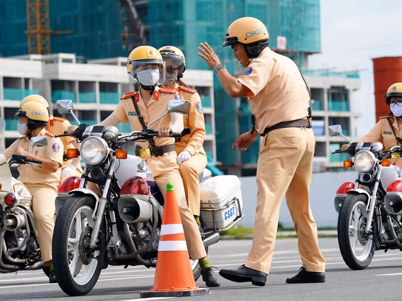 Sau dần CSGT điều khiển xe, chạy từ chậm đến nhanh dần dưới sự giúp đỡ, hướng dẫn của các đồng nghiệp nam.