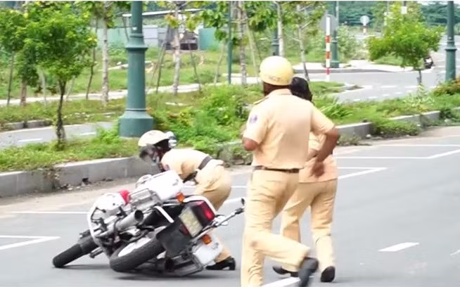 Vì chiếc xe rất nặng và cồng kềnh so với thân hình của nữ giới, lại là xe tay côn nên nữ CSGT thỉnh thoảng gặp tình huống xe bị ngã, chết máy giữa chừng… nên các đồng nghiệp nam luôn sát cánh và nhanh chóng giúp đỡ.