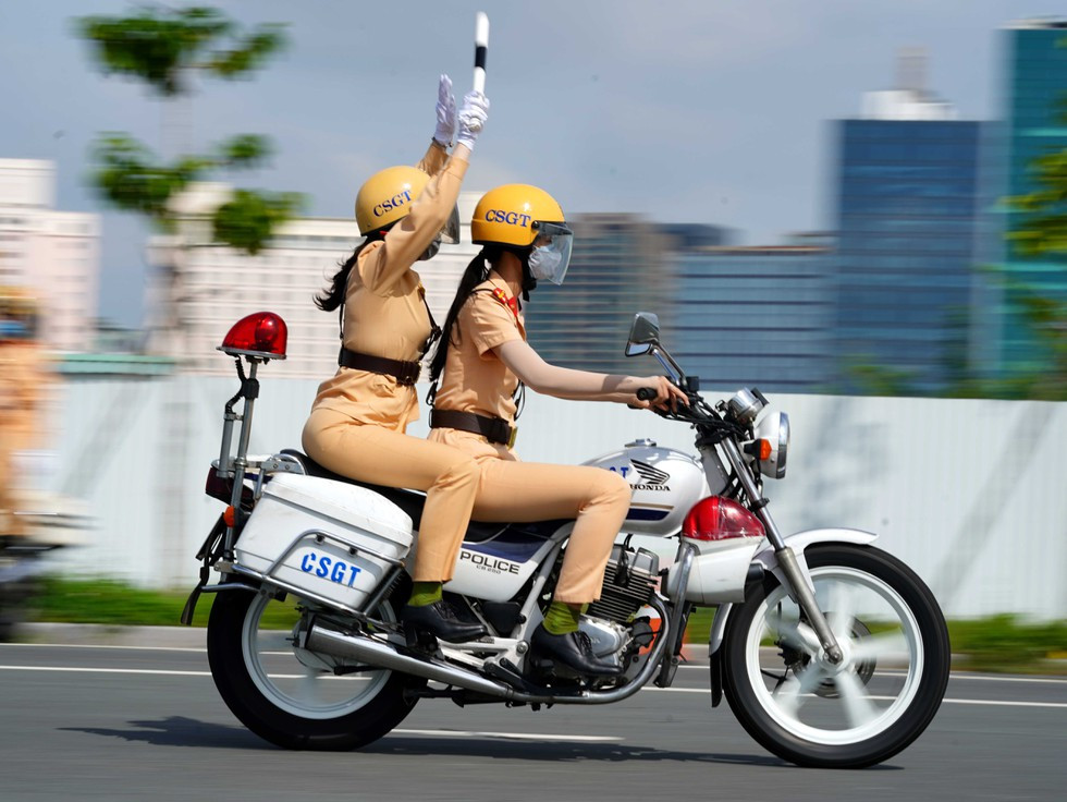 Sau nhiều ngày tập luyện, các nữ CSGT lái xe đã rất tự tin, đi rất đúng đội hình, chuẩn các thao tác. Dự kiến đội nữ CSGT dẫn đoàn sẽ ra mắt vào ngày 25/8.