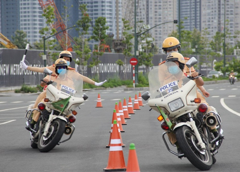 Nữ CSGT cũng được hướng dẫn cách ngồi trên xe, chạy xe đúng cách, các động tác chỉ huy và bảo vệ đoàn, các động tác mở đường, dẹp đường và phát loa đi qua sao cho đảm bảo theo yêu cầu và tốc độ phù hợp.