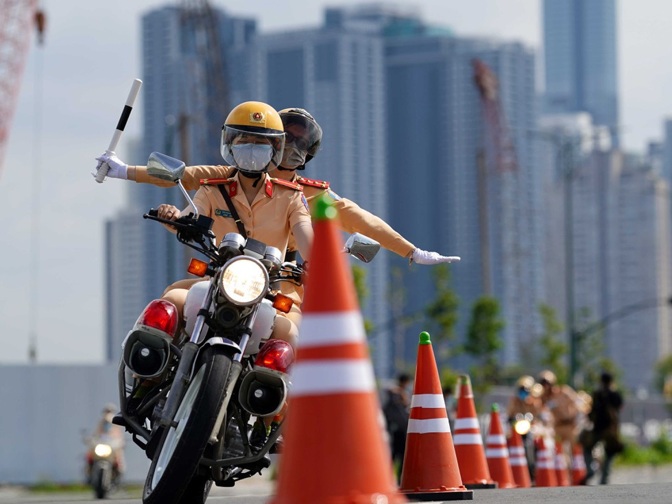 Đội hình nữ CSGT dẫn đoàn Công an TP.HCM gồm 58 cán bộ sẽ được phân thành từng tổ, thay phiên nhau thực hiện nhiệm vụ tham gia đón, dẫn bảo vệ các đoàn lãnh đạo Đảng, Nhà nước, khách quốc tế đến thăm và làm việc, đi qua địa bàn TP.HCM.