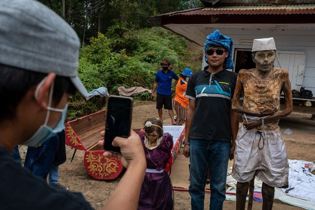 Xác ướp được phơi nắng cho khô trước khi mặc quần áo mới. Người thân sẽ giao tiếp với các xác ướp như thể họ còn sống. Trước khi đặt xác ướp trở lại vào phần mộ cùng với nhiều món quà, họ cũng làm sạch phần mộ và thay quan tài cũ bằng quan tài mới được trang trí sặc sỡ.