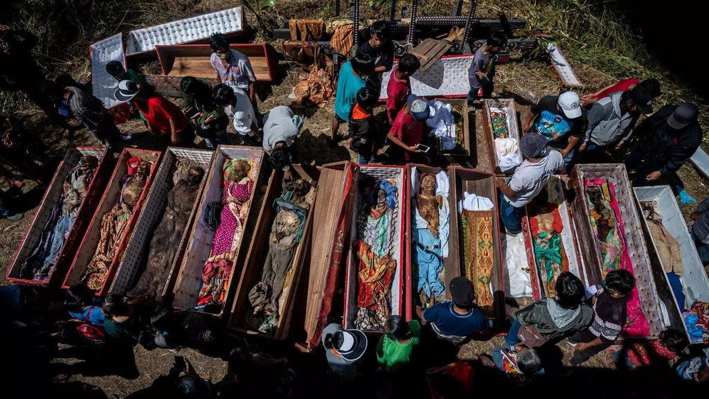 2. Sống ở đảo Sulawesi, người Toraja cũng được cho là một hậu duệ của người Việt cổ. Tộc người này được cả thế giới biết đến với phong tục ướp xác và trang điểm xác ướp của người quá cố.