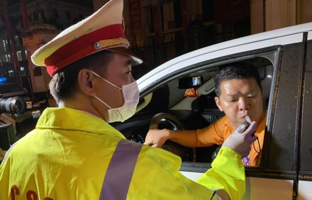 CSGT ra quân: Tước hàng nghìn giấy phép lái xe trong 5 ngày CSGT ra quan: Tuoc hang nghin giay phep lai xe trong 5 ngay