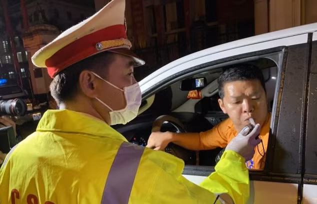 CSGT ra quân: Tước hàng nghìn giấy phép lái xe trong 5 ngày CSGT ra quan: Tuoc hang nghin giay phep lai xe trong 5 ngay