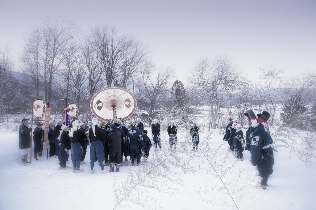 Những người biểu diễn tập hợp trước khi tiến hành nghi lễ. Họ sẽ hiến dâng cho thần linh những vũ điệu thiêng liêng.