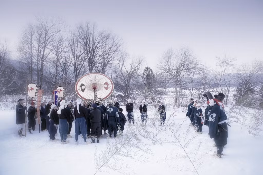 Những người biểu diễn tập hợp trước khi tiến hành nghi lễ. Họ sẽ hiến dâng cho thần linh những vũ điệu thiêng liêng.