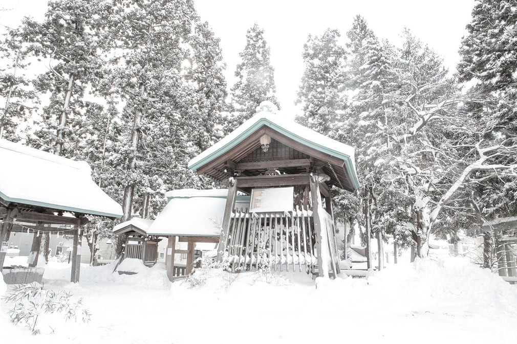 Lễ hội thường được tổ chức vào ngày thứ hai của năm mới. Nhóm người hành lễ phải dậy từ rất sớm, khi trăng vẫn còn trên bầu trời.