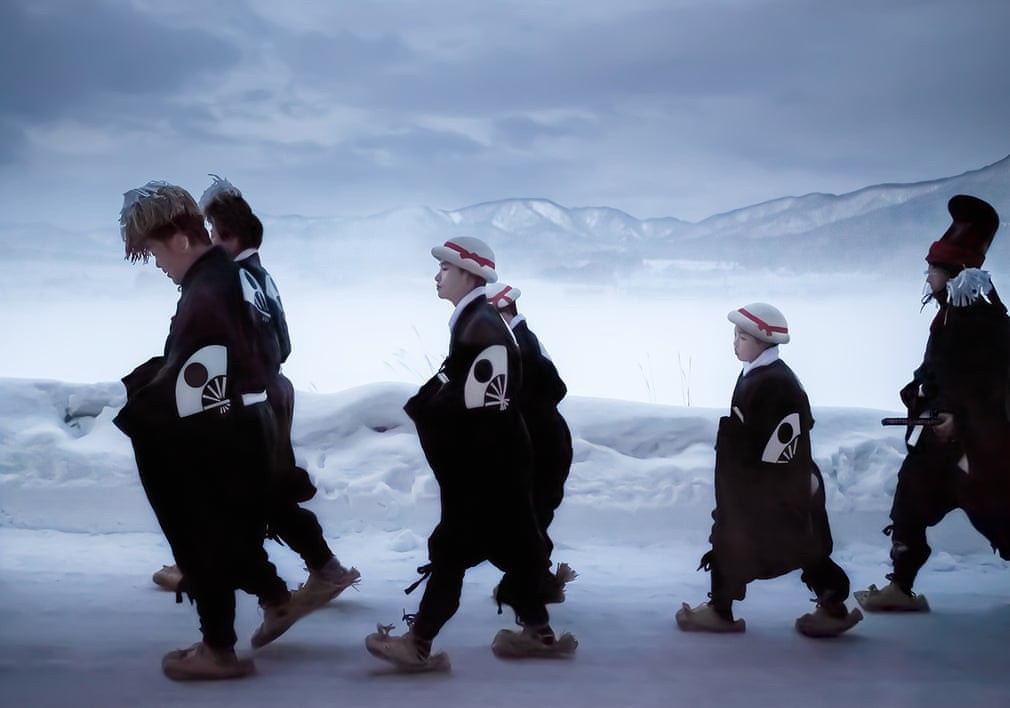 Những người tham gia nghi lễ sẽ đi bộ trên con đường phủ đầy tuyết để đến các ngôi đền, nhiệt độ ngoài trời là âm 20 độ C. Trước khi trở thành nhiếp ảnh gia, Yukari Chikura theo học âm nhạc và làm nghề lập trình viên. Tác phẩm của cô đã được xuất bản trên New York Times và lưu trữ tại nhiều bảo tàng nhiếp ảnh ở Pháp, Mỹ.