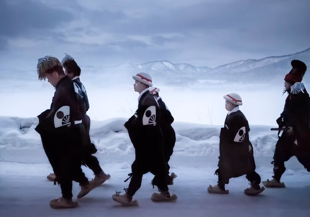 Những người tham gia nghi lễ sẽ đi bộ trên con đường phủ đầy tuyết để đến các ngôi đền, nhiệt độ ngoài trời là âm 20 độ C. Trước khi trở thành nhiếp ảnh gia, Yukari Chikura theo học âm nhạc và làm nghề lập trình viên. Tác phẩm của cô đã được xuất bản trên New York Times và lưu trữ tại nhiều bảo tàng nhiếp ảnh ở Pháp, Mỹ.