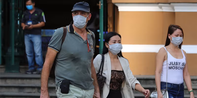  2. Từ 5/8 TPHCM phạt người không đeo khẩu trang nơi công cộng: Theo chỉ đạo của Chủ tịch UBND TP.HCM Nguyễn Thành Phong, từ ngày mai sẽ kiểm tra, xử phạt người dân không đeo khẩu trang nơi công cộng. Theo quy định điểm a, khoản 1, điều 11 nghị định số 176/2013, mức xử phạt cho hành vi này là 100.000 - 300.000 đồng.