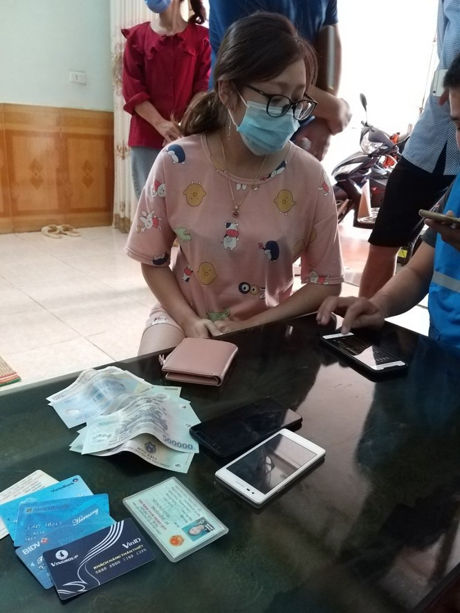  6. Hotgirl lừa đảo qua mạng bằng chứng minh thư giả: Công an huyện Nghi Lộc (Nghệ An) bắt giữ đối tượng Trần Thị Ngọc (SN 1997, trú xã Sùng Phài, TP Lai Châu). Tang vật thu giữ 4 thẻ ATM, 3 điện thoại di động và số tiền trên 100 triệu đồng. Ngọc khai, năm 2017 nhặt được một CMND mang tên Nguyễn Thị Uyên Nhi và dùng để mở 2 tài khoản ngân hàng chuyên nhận tiền lừa đảo qua mạng thông qua nhận đặt cọc tiền bán hàng online, đặt vé máy bay. Đối tượng chiếm đoạt số tiền khoảng 3,5 tỷ đồng.