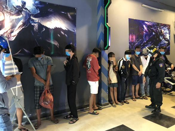  3. 11 thanh niên tụ tập “cày” game khi giãn cách: Công an Đà Nẵng phát hiện tiệm game Cyber Gaming ở quận Liên Chiểu cho 11 thanh niên chơi khi đang có lệnh giãn cách phòng chống dịch COVID-19. Bước đầu xác định tiệm game này do Tôn Thất Hòa (25 tuổi, trú quận Thanh Khê, Đà Nẵng) làm chủ và giao cho Lê Việt Hùng (26 tuổi, trú quận Cẩm Lệ, Đà Nẵng) quản lý.