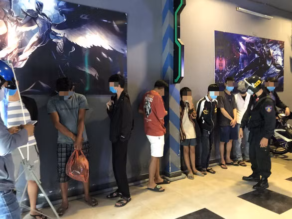  3. 11 thanh niên tụ tập “cày” game khi giãn cách: Công an Đà Nẵng phát hiện tiệm game Cyber Gaming ở quận Liên Chiểu cho 11 thanh niên chơi khi đang có lệnh giãn cách phòng chống dịch COVID-19. Bước đầu xác định tiệm game này do Tôn Thất Hòa (25 tuổi, trú quận Thanh Khê, Đà Nẵng) làm chủ và giao cho Lê Việt Hùng (26 tuổi, trú quận Cẩm Lệ, Đà Nẵng) quản lý.