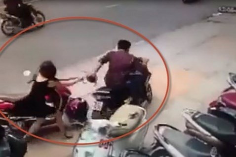  9. Bắt kẻ chuyên đi cướp túi xách, iPhone của phụ nữ: Công an quận Ngô Quyền (Hải Phòng) đang tạm giữ Lê Công Phong (31 tuổi) để làm rõ hành vi Cướp giật tài sản. Phong khai nhận từ tháng 9/2019 đến 20/7 vừa qua, đã thực hiện trót lọt 8 vụ cướp giật khác. Số tài sản mà anh ta cướp được là hơn 20 triệu đồng tiền mặt, 3 điện thoại iPhone, 1 điện thoại Samsung và 2 dây chuyền. 