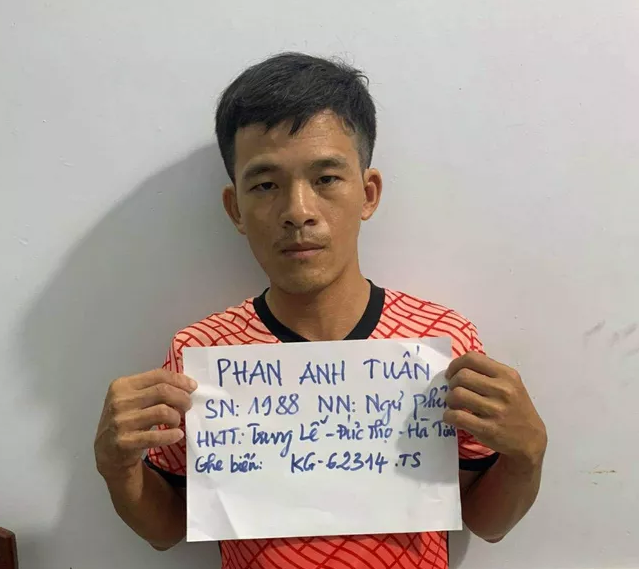  7. Không quan hệ tình dục không được chuyển sang sàm sỡ: Công an thị trấn An Thới (Phú Quốc) quyết định xử phạt hành chính đối với Phan Anh Tuấn (SN 1988; Hà Tĩnh) vì hành vi sàm sỡ với những phụ nữ bán hàng ở shop thời trang. Tuấn khai, có ý định làm quen những người phụ nữ này nhằm mục đích quan hệ tình dục nhưng bị từ chối. Vì thế, Tuấn giả vờ làm người mua đồ để sàm sỡ nhưng bị chống đối.