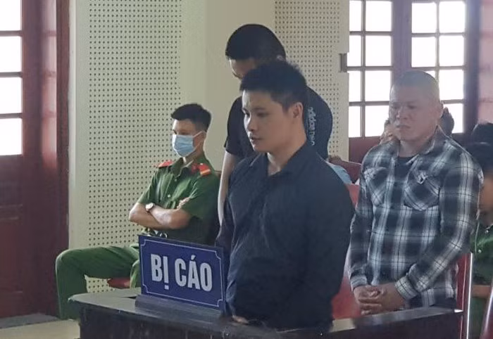 Mới đây, TAND tỉnh Nghệ An cũng vừa tuyên phạt Trần Ngọc Hòa 12 năm tù, bồi thường 606 triệu đồng cùng đồng bọn vì dùng bom xăng đốt cửa hàng quần áo của chị H. (Nghi Lộc) khiến chị này bỏng nặng, cửa hàng bị cháy trụi.