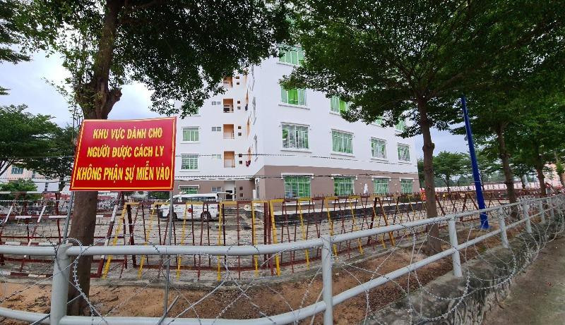 Nam thanh nien roi lau tu vong trong khu cach ly COVID-19