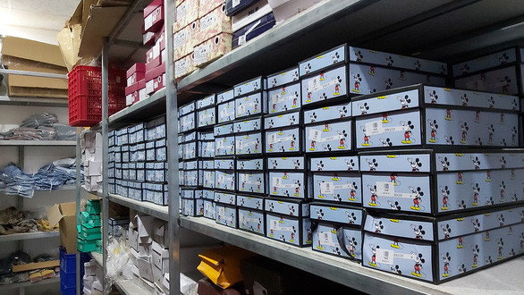 Bắt quả tang kho hàng hiệu nhập từ chợ Đồng Xuân, doanh thu 1,7 tỷ/tháng - Hình 2 Bat qua tang kho hang hieu nhap tu cho Dong Xuan, doanh thu 1,7 ty/thang-Hinh-2