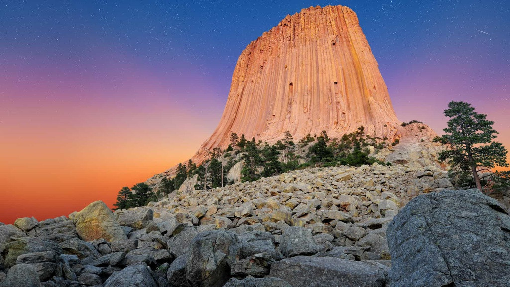 Tháp Quỷ (Mỹ): Cấu trúc đá nguyên khối cao 264 m là kỳ quan ngoạn mục, hút khách bậc nhất nước Mỹ. Nơi này mang vẻ ngoài khác lạ, đỉnh tháp rộng 4.000 m2 có thể chứa hàng nghìn người. Địa danh gắn liền với nhiều truyền thuyết, được thổ dân nơi đây coi là điểm đến linh thiêng để tiến hành các nghi lễ quan trọng trong năm. Mỗi năm, nơi đây đón hàng trăm nghìn lượt du khách tham gia leo núi, đi bộ đường dài, tận hưởng hoàng hôn hay ngắm bầu trời đêm đầy sao.