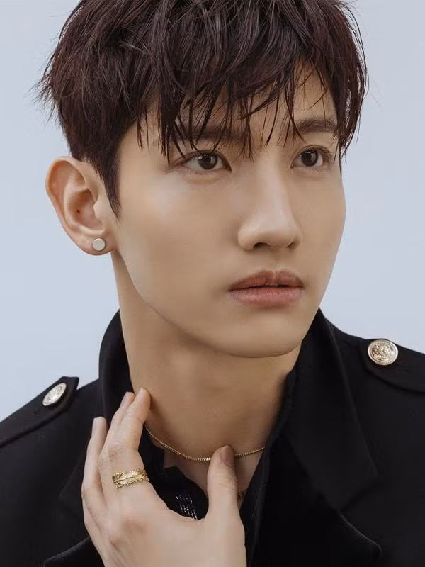 Người sở hữu vầng trán cao rộng luôn biết suy nghĩ chín chắn, tính trước chu toàn, "lo trước cái lo của thiên hạ". Không chỉ vậy, họ còn có thể kiềm chế bản thân, hành sự thận trọng, tiền đồ vô cùng rộng mở. (Thông tin chỉ mang tính tham khảo, chiêm nghiệm).