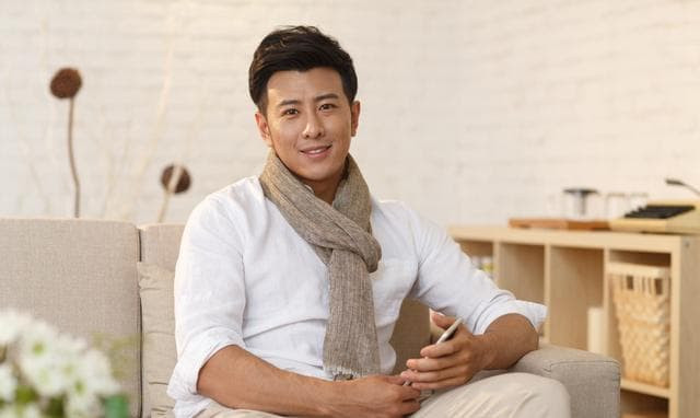  Đàn ông có đôi tai cao: Đôi tai cao là khi đỉnh vành tai cao hơn so với mắt hoặc ngang với lông mày nổi tiếng thông minh, sáng tạo và rất có chí làm giàu. Đây là người thấy gian nan mà không bỏ cuộc nên sẽ công thành danh toại, tiền chất chật nhà. Không chỉ giàu sang, họ còn là người đàn ông trách nhiệm với gia đình, yêu thương vợ con. 