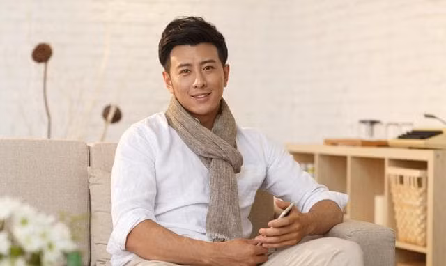  Đàn ông có đôi tai cao: Đôi tai cao là khi đỉnh vành tai cao hơn so với mắt hoặc ngang với lông mày nổi tiếng thông minh, sáng tạo và rất có chí làm giàu. Đây là người thấy gian nan mà không bỏ cuộc nên sẽ công thành danh toại, tiền chất chật nhà. Không chỉ giàu sang, họ còn là người đàn ông trách nhiệm với gia đình, yêu thương vợ con. 