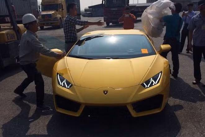 Bên ngoài xe vẫn giữ nét tông màu đặc trưng của hãng là màu vàng rực, khoang động cơ của xe được làm trong suốt và trang trí bằng đèn LED. Bên cạnh đó, phần khoang hút gió phía trước xe được chia thành 3 phần, mang đến cảm giác lạ mắt và khá mạnh mẽ.