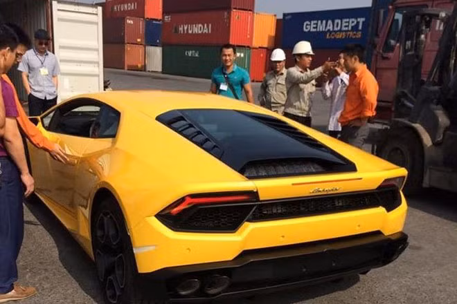 Do chỉ sử dụng hệ dẫn động cầu sau nên LP580-2 cũng nhẹ hơn so với bản Huracan LP610-4. Xe có thể tăng tốc từ 0-100 km/h trong 3,4 giây trước khi đạt vận tốc tối đa 320 km/h.