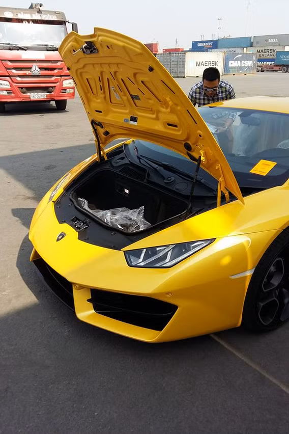 Lamborghini Huracan LP580-2 được trang bị động cơ V10 dung tích 5.2L, sản sinh công suất tối đa 580 mã lực và mô-men xoắn cục đại 540 Nm.