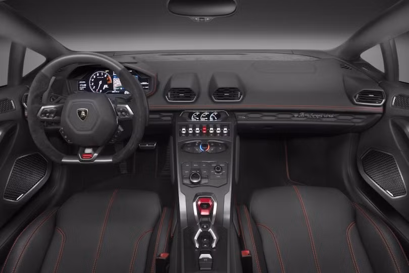 Nội thất bên trong của Huracan LP580-2 với tông màu đen mờ, hệ thống điều khiển của xe sử dụng Lamborghini Infotainment System II và hiển thị trên màn hình TFT kích thước 12,3 inch.