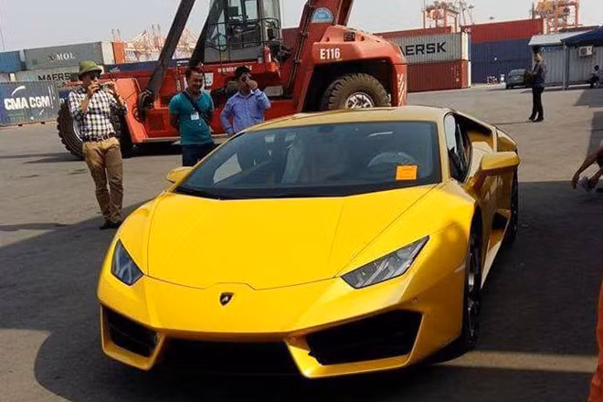 Được xem là mẫu xe có giá bán thấp nhất của nhà Lamborghini. Tuy nhiên khi bước chân về đến thị trường Việt Nam, giá bán của siêu xe Huracan LP580-2 đã đôi giá lên tới hàng chục tỷ đồng.