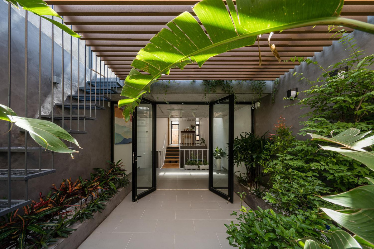 Lớp thứ hai là không gian đệm với sân vườn, ban công, thông tầng.