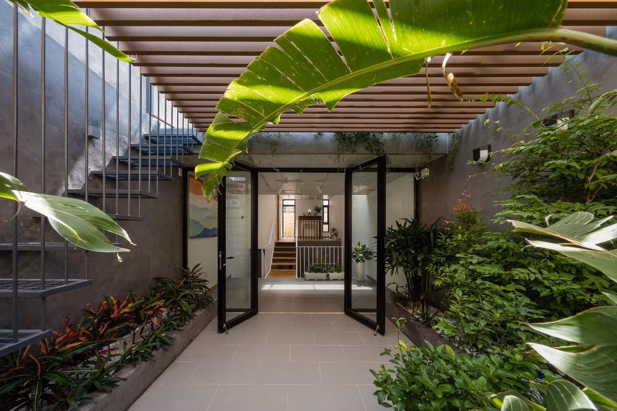 Lớp thứ hai là không gian đệm với sân vườn, ban công, thông tầng.