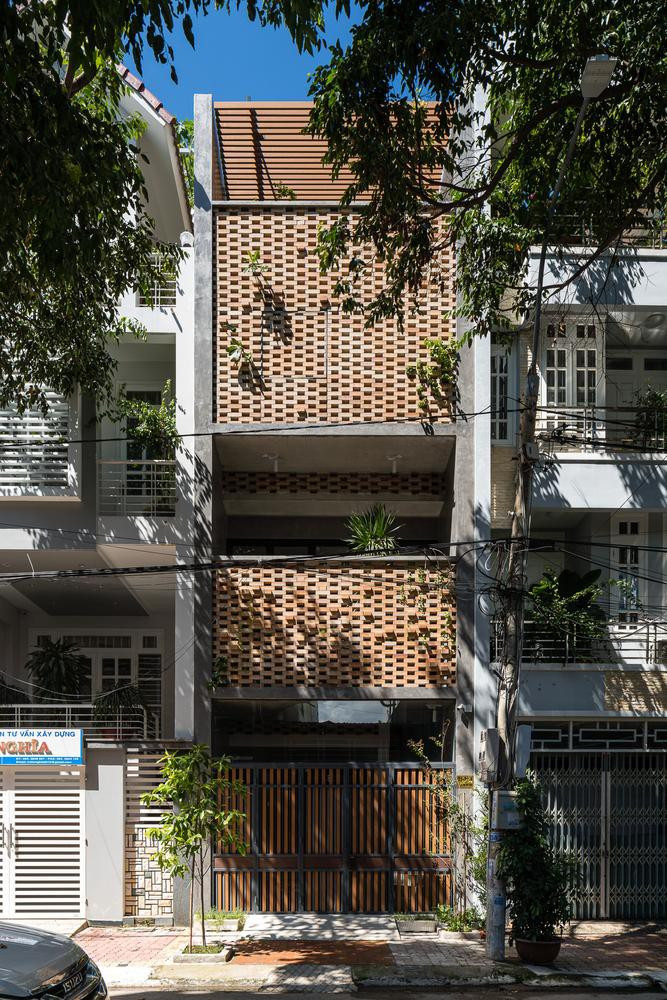 Công trình này rộng 90m2 được xây dựng trên lô đất của khu đô thị ở thành phố Vũng Tàu (tỉnh Bà Rịa – Vũng Tàu). Tuy nhiên, vấn đề của các khu đô thị là có nhà quay mặt vào nhau, đặc biệt là nhà hướng Tây khiến đa số người dân ngại mở ban công, cửa sổ, dẫn đến phụ thuộc vào điều hòa, đèn điện.