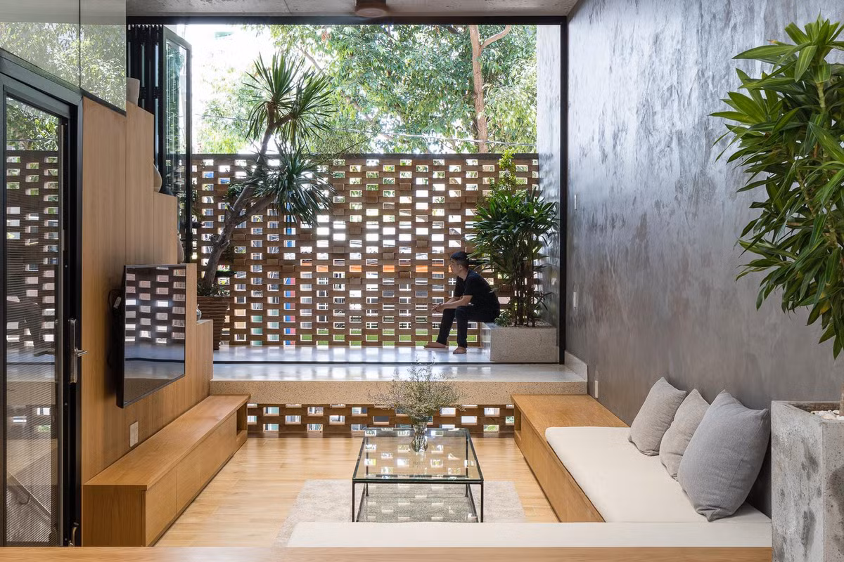 Trong cùng là hệ thống cửa kính đóng mở chủ động sáng tối và thông gió (đối lưu trước - sau nhà).