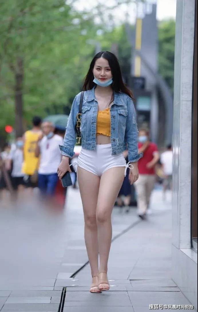 Nhưng cũng có rất nhiều người với kiểu ăn mặc phô diễn da thịt quá đà khiến ai nhìn cũng ngán ngẩm.