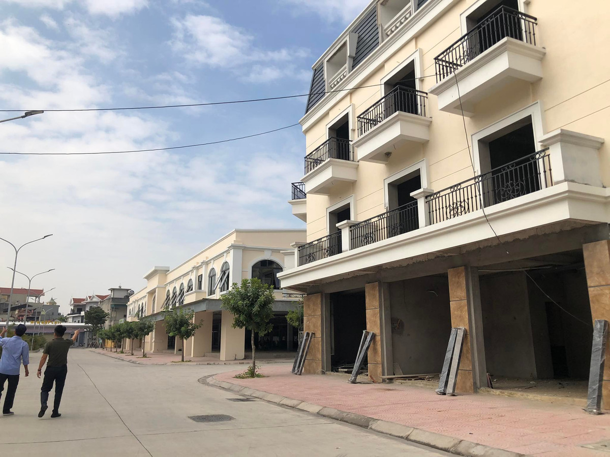 Sở TN&amp;MT đã soạn dự thảo báo cáo đề xuất giải quyết vướng mắc trong thực hiện Dự án Chợ dân sinh và Trung tâm thương mại An Lưu gửi xin ý kiến của các Sở Tài chính, Xây dựng, Tư pháp, Kế hoạch và Đầu tư, Cục thuế tỉnh, UBND thị xã Kinh Môn. Hiện các cơ quan chức năng đang vào cuộc để giải quyết vướng mắc trong thực hiện dự án trên. 