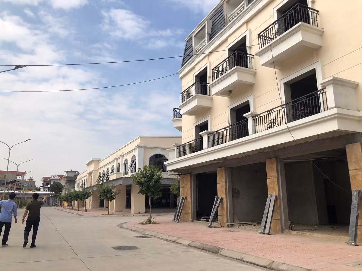 Sở TN&amp;MT đã soạn dự thảo báo cáo đề xuất giải quyết vướng mắc trong thực hiện Dự án Chợ dân sinh và Trung tâm thương mại An Lưu gửi xin ý kiến của các Sở Tài chính, Xây dựng, Tư pháp, Kế hoạch và Đầu tư, Cục thuế tỉnh, UBND thị xã Kinh Môn. Hiện các cơ quan chức năng đang vào cuộc để giải quyết vướng mắc trong thực hiện dự án trên. 