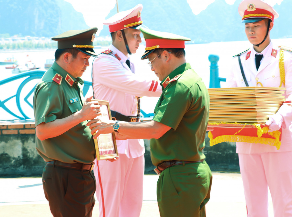 Quang Ninh: Dieu truc thang, robot…dien tap chua chay, cuu nan quy mo lon-Hinh-10