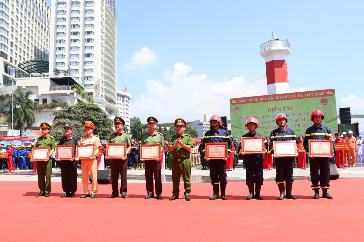 Quang Ninh: Dieu truc thang, robot…dien tap chua chay, cuu nan quy mo lon-Hinh-11