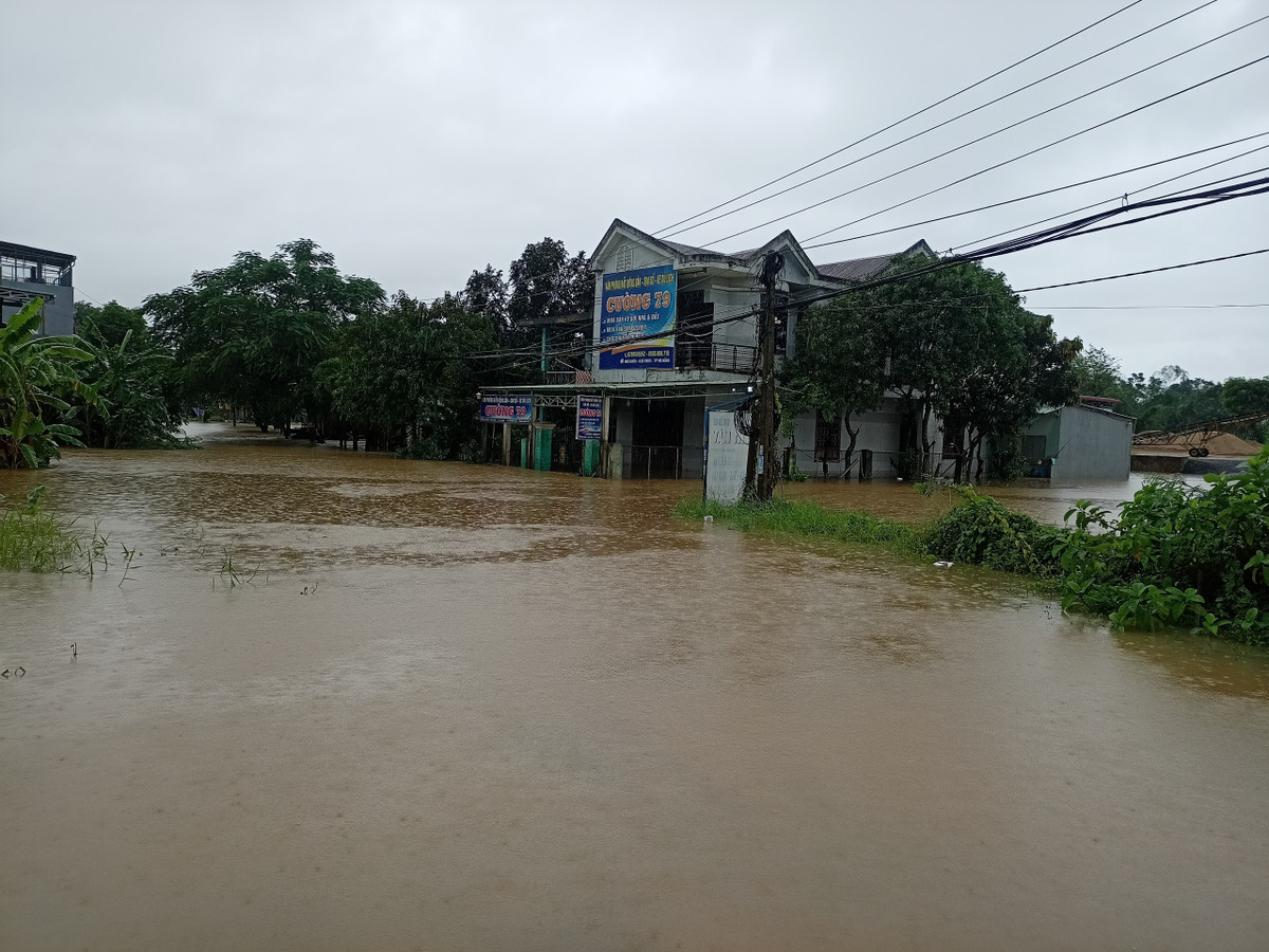 Mua lu khien 2 nguoi chet, hon 1500 ngoi nha bi ngap lut tai mien Trung