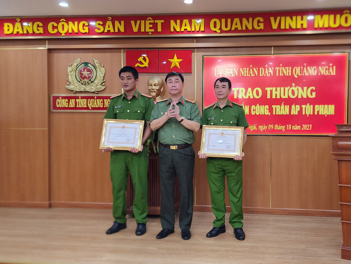 Thưởng nóng Công an phá vụ án 2 nữ lao công bị bắn khi đang quét rác - Hình 3 Thuong nong Cong an pha vu an 2 nu lao cong bi ban khi dang quet rac-Hinh-3
