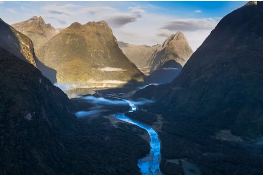 Người Maori bản địa ở New Zealand cũng đặt tên cho kho báu dưới nước này là Te Riu-a-Maui. Tên gọi đó có nghĩa là “những ngọn đồi, thung lũng và đồng bằng của Maui - miền Đông vĩ đại”.