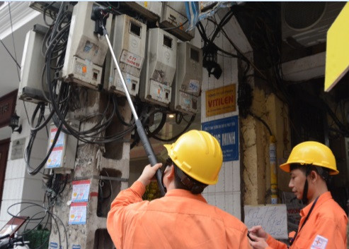 EVN Ha Noi doi lich chot so dien, nguoi tieu dung thiet hai hay loi?