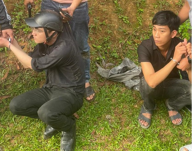 Hai nu lao cong bi ban khi dang quet rac: Loi khai lo nguyen nhan