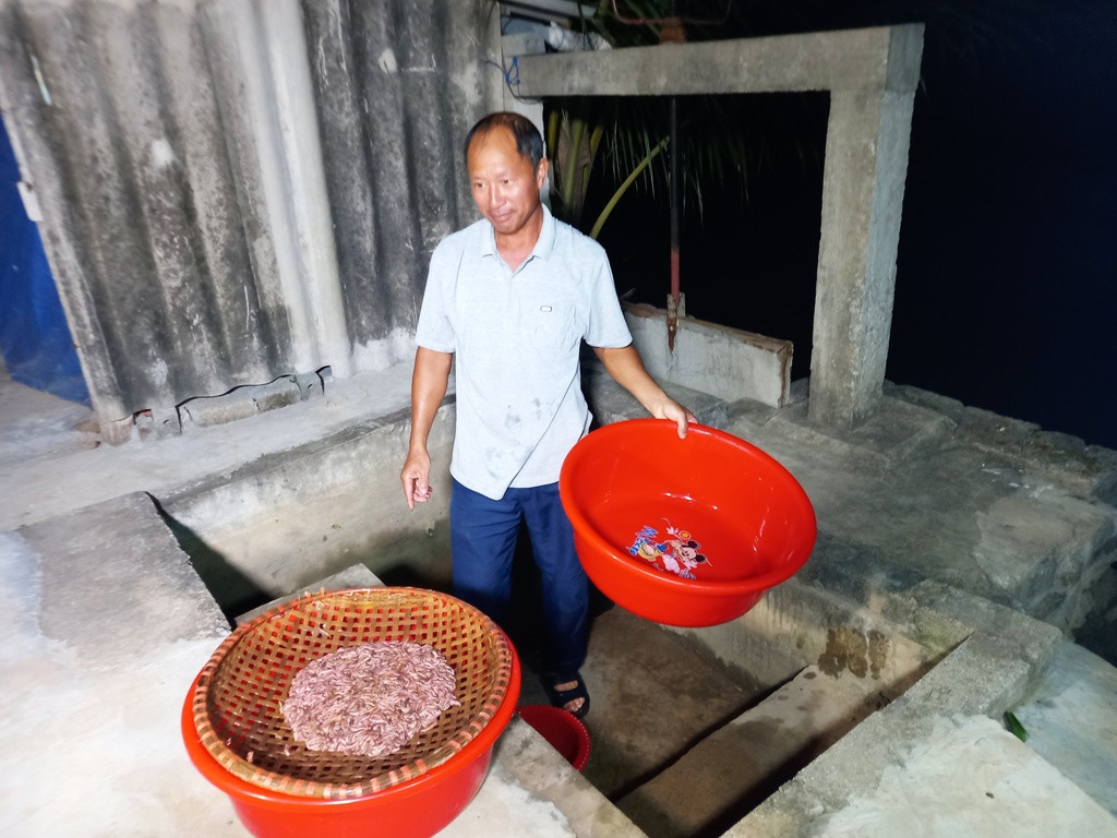 Rươi từ lưới sẽ được đổ vào trong rổ để rửa và nhặt tạp chất. Sau đó, chúng sẽ được đổ lên một chiếc sàng tre mắt to. Sau đó, những con rươi sẽ lọt qua mắt sàng rơi xuống những chiếc chậu để bên dưới. Cứ khoảng 20 phút, thấy lưới hơi nặng anh Dĩnh lại nhấc rươi lên đổ vào chiếc rổ. Khoảng gần 21h anh đã thu hoạch được hơn 10kg rươi.