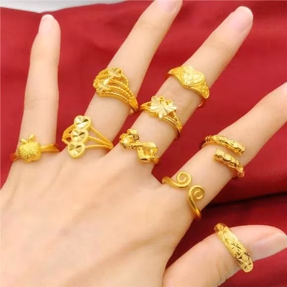 Người mệnh Mộc hợp với màu xanh lục xanh lá cây và được tương sinh bởi màu đen, nước biển. Trong trường hợp bạn nhất định thích đeo trang sức vàng bạc thì nên làm kết hợp những loại như vòng chuyền nhỏ, nhẫn mảnh và có trang trí thêm ngọc, đá có màu tương sinh. Tuy nhiên theo phong thủy thì bạn nên tránh được thì tốt hơn là cố đeo. 