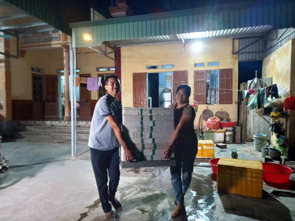 Để bảo đảm rươi còn sống về tận tay người mua, thương lái sẽ cho chai nước đá vào hộp xốp chứa rươi để đủ độ lạnh.